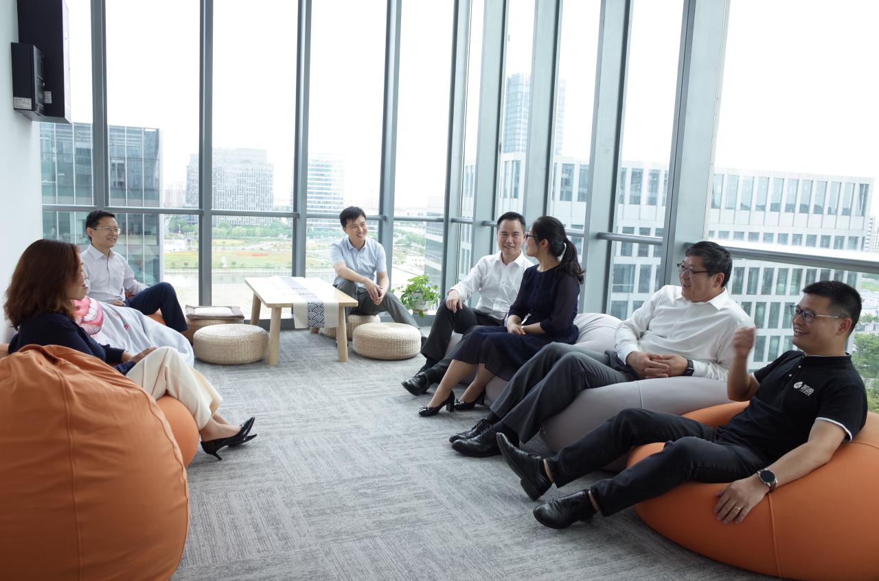 Li Junwei explains the design concept of Kaiyin office